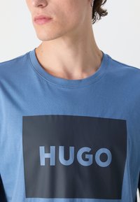 HUGO DULIVE - Potiskana majica - medium blue