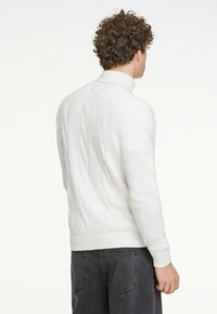 Lindbergh MEGA CABLE ROLL-NECK - Stickad tröja - off white
