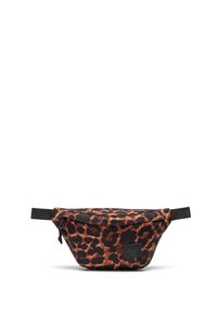 Leopardmönstrad midjeväska med svart justerbar rem och framficka med dragkedja, rektangulär svart varumärkesetikett i mitten fram.