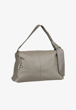 Sac en cuir taupe porté épaule avec une sangle unique, un charme "P" en argent et des détails de couture subtils.