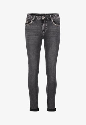 Čierne úzke džínsy s jemnou textúrou, zdobené prednými vreckami s striebornými cvočkami a klasickým zapínaním na gombík a zips.