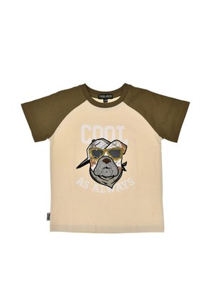 Beiges und olivfarbenes Kinder-Raglanshirt mit kurzen Ärmeln, Motiv eines Hundes mit Sonnenbrille und Mütze, vorne Text "Cool As Always".