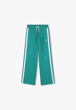 Zaļganzili plaša piegriezuma joggeri ar auklu jostasvietā, ar baltām sānu svītrām un nelielu logotipu priekšpusē. Mīksts kokvilnas materiāls.