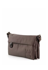 Sac en tissu texturé marron avec une fermeture à rabat, un détail zippé et une sangle réglable. Présente des accents plissés pour plus de profondeur.