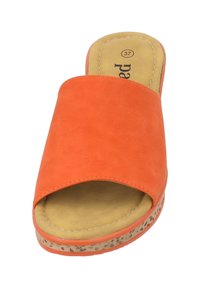 Oranje schuif sandaal met een brede bovenband, gevoerde inlegzool en getextureerde kurken zool. Maat 37 aangeduid op de inlegzool.