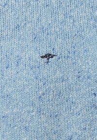 Jasnoniebieska dzianina z małym, czarnym haftowanym drzewem umieszczonym na środku.