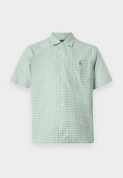 Camisa de botão de mangas curtas em padrão de gingham verde claro. Apresenta um bolso no peito e um logo bordado do lado esquerdo.