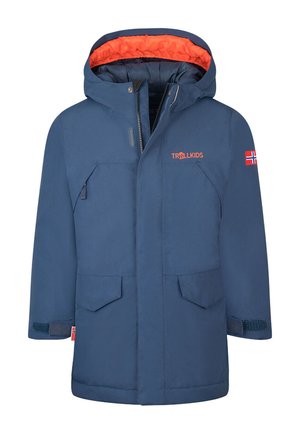 Marineblaue Winterjacke mit orangefarbigem Futter, ausgestattet mit einer Kapuze, zwei Fronttaschen, verstellbaren Bündchen und einem Logo auf dem Ärmel.