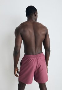 Carhartt WIP CHASE SWIM TRUNKS - Shorts da mare - dusty fuchsia/gold-coloured