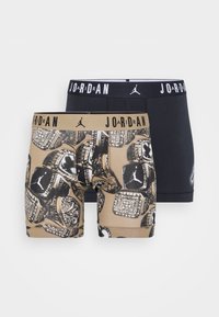 Két pár férfi boxeralsó. Az egyik egyszínű fekete; a másik arany és fekete mintázatú, Jordan logóval és bajnoki gyűrűkkel.