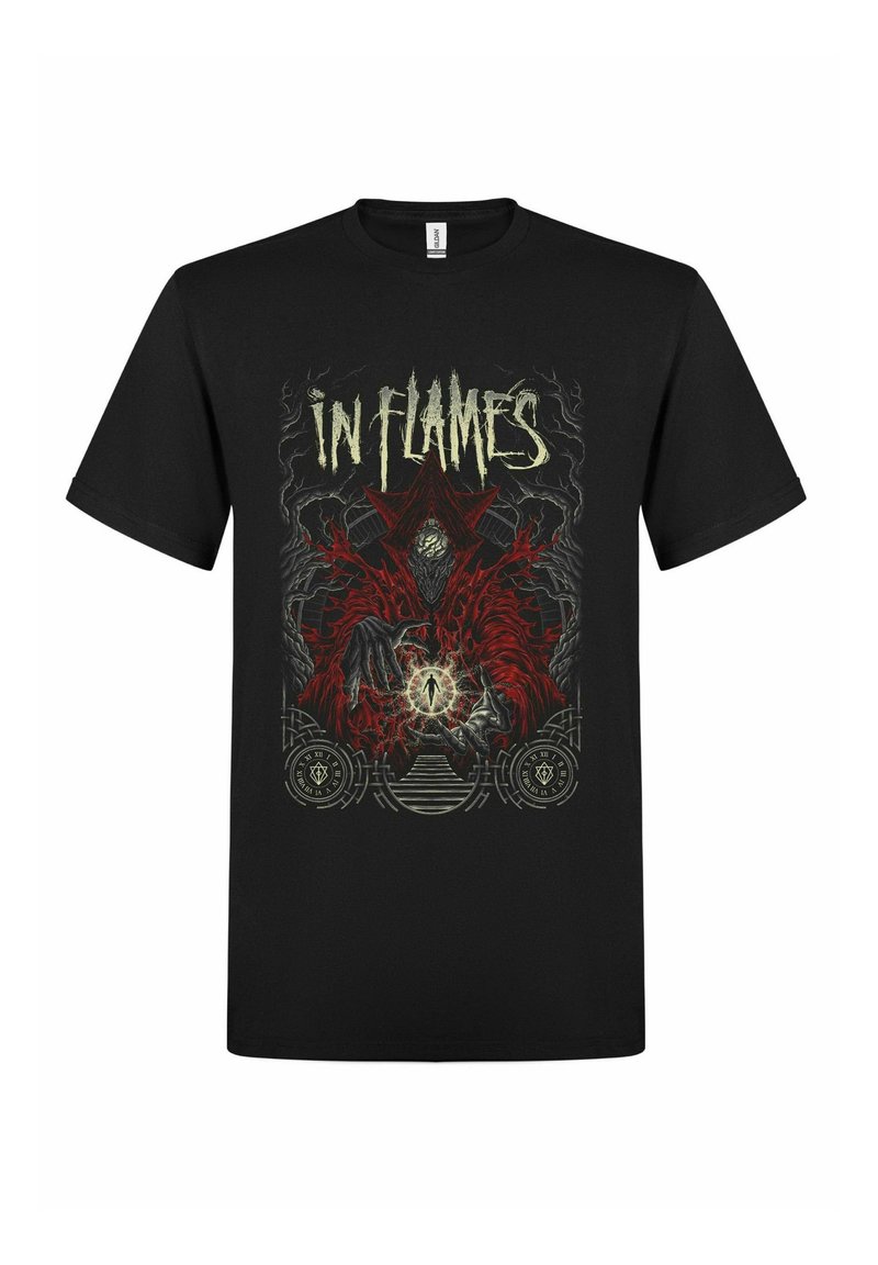 Czarna bawełniana koszulka z nadrukiem przedstawiającym czerwoną postać, geometryczne symbole oraz tekst "IN FLAMES" w pogrubionych literach.