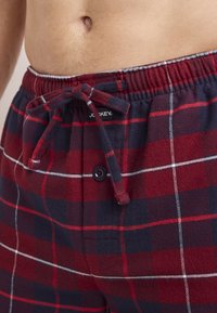 Rode en marineblauw geruite katoen loungeshorts met een elastische tailleband, trekkoord en een enkele knoopsluiting. Jockey-logo weergegeven.