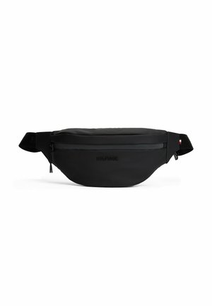 Marsupio nero realizzato in materiale liscio, con tasca anteriore con zip, dettaglio del logo e cintura regolabile per un indossamento facile.