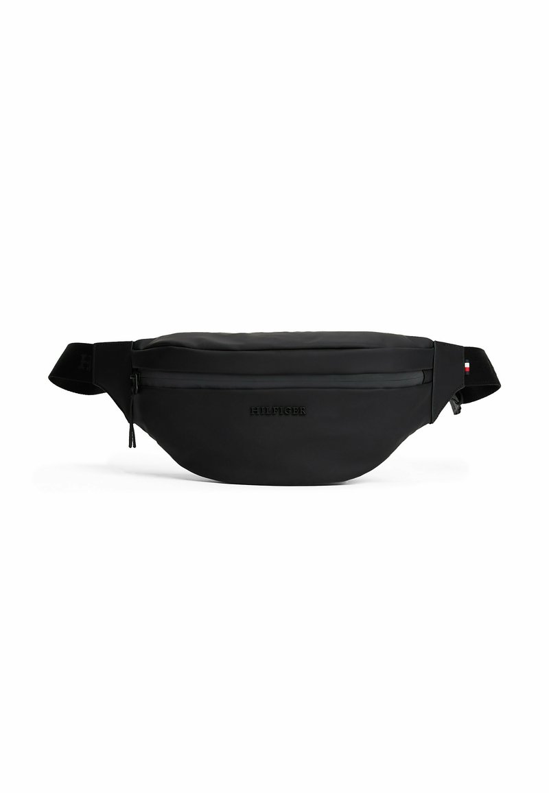 Marsupio nero realizzato in materiale liscio, con tasca anteriore con zip, dettaglio del logo e cintura regolabile per un indossamento facile.