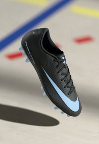 Čierne futbalové kopačky s hladkým povrchom, svetlomodrými akcentmi a textúrovaným dizajnom. Obsahujú šesť modrých kolíkov na podrážke.