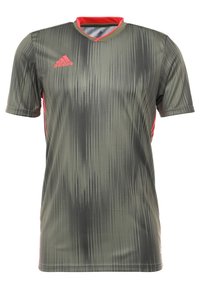 Grön och svart kortärmad sporttröja i syntetmaterial, med v-ringning, röda detaljer och ett prickigt mönster. adidas-logotypen är närvarande.