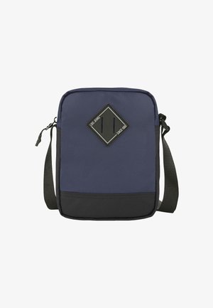 Bolso bandolera azul marino con parte inferior negra, que presenta una tela texturizada, forma rectangular y un parche con logo en forma de diamante en el frente.