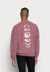 Kaotiko CREW WASHED MOON - Camisola - bordeaux