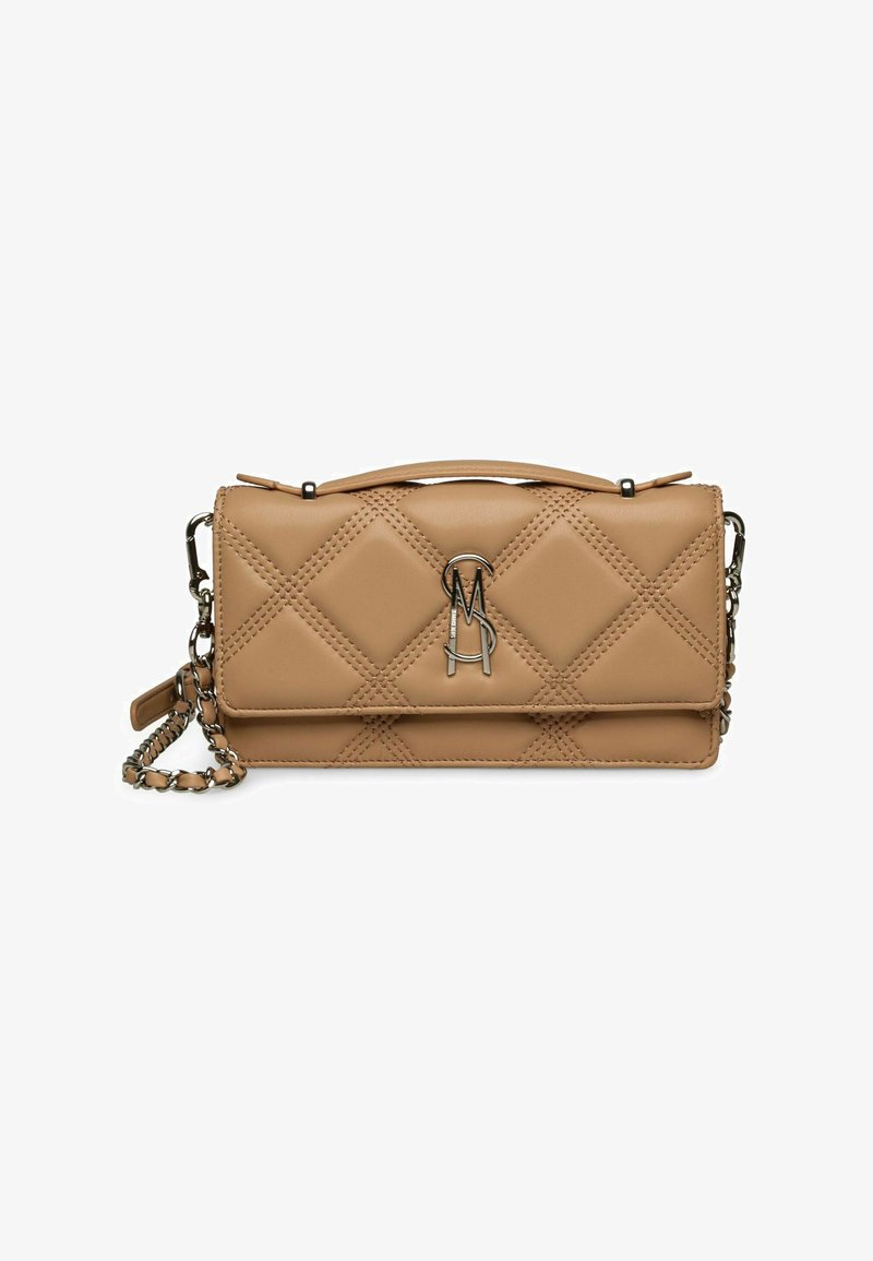 Bolso de mano de cuero acolchado en color beige con herrajes metálicos, correa de cadena y un elegante acento de logo. Presenta una forma rectangular y un cierre seguro.