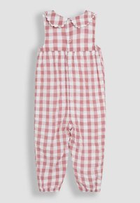 Mono de cuadros en rosa y blanco con un cuello con puntilla y cierre frontal de botones; con puños elásticos en los tobillos.