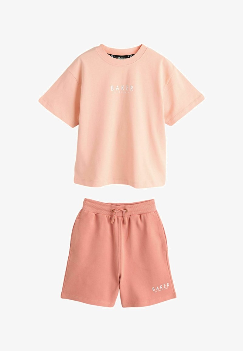 Dwuczęściowy różowy zestaw casualowy z krótkim rękawem i szortami z troczkiem, oba elementy ozdobione białymi logo "Baker by Ted Baker".