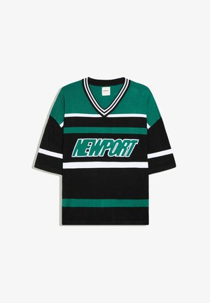 Bershka, V-NECK WITH PATCH - T-SHIRT - T-shirt imprimé - evergreen