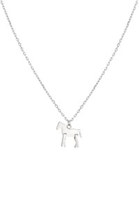 Zilveren ketting met een gestileerde paardenhanger, bestaande uit eenvoudige vormen en een gladde textuur, hangend aan een delicate ketting.
