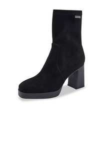 Bottine en daim noir avec un bout carré, un talon carré et des détails de couture minimalistes. Conçue avec une texture lisse et une silhouette élégante.