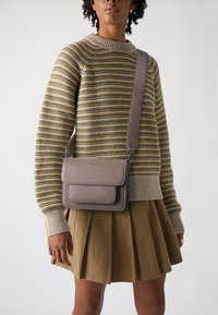 HVISK CAYMAN POCKET - Τσάντα χιαστί - cedar brown