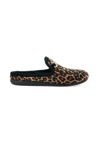 Pantofole con stampa leopardata realizzate in morbido tessuto, caratterizzate da una suola in gomma nera, foderate in materiale soffice e dotate di un accento decorativo dorato sulla tomaia.
