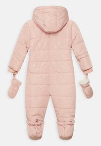 Roze gewatteerde sneeuwpak met een volledig hartpatroon, een capuchon, elastische manchetten en bijpassende wanten met zachte voering en ronde punten.