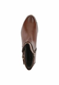 Stivale ankle in pelle marrone con un design elegante, punta affilata, cerniera laterale e dettagli di cucitura sottili. Fodera interna testurizzata.