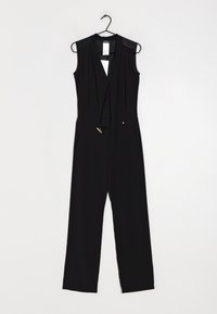 Tuta nera senza maniche con scollatura a V profonda, dettagli plissettati, tasche laterali e cintura per regolazione, realizzata in tessuto leggero.