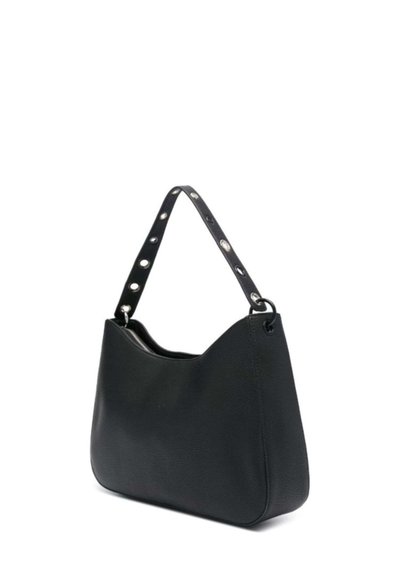 Borsa a spalla in pelle nera con una texture liscia, forma semi-curva e una tracolla borchiata con elementi circolari in metallo.