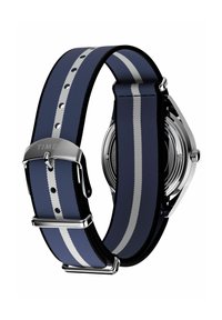 Marineblauw nylon horlogebandje met witte strepen, roestvrijstalen gesp, meerdere gaten voor aanpassing en een gestructureerd ontwerp.