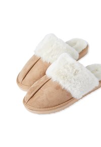 Jasnobrązowe zamszowe kapcie z białym sztucznym futrem na kołnierzu, okrągłym noskiem i teksturowaną gumową podeszwą. Posiadają przeszycia z przodu.