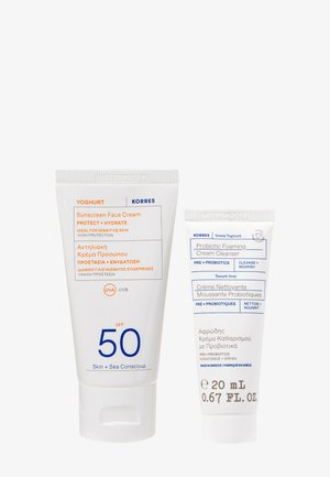Deux tubes de soins Korres : crème solaire visage yaourt SPF 50 et un nettoyant crème moussant probiotique de 20 ml.