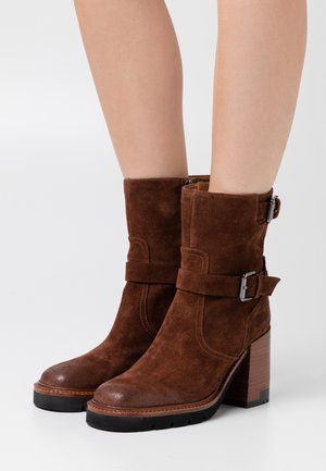 Bruno Premi, Bottines à talons hauts - brown