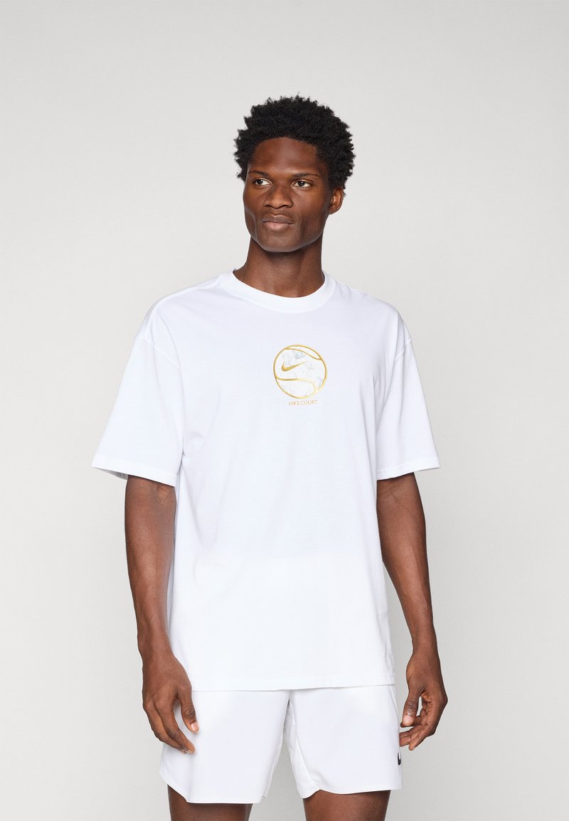 Hvit kortermet t-skjorte i bomull med en gull Nike-logo innenfor et sirkulært design. Skjorten har en avslappet passform og myk tekstur.