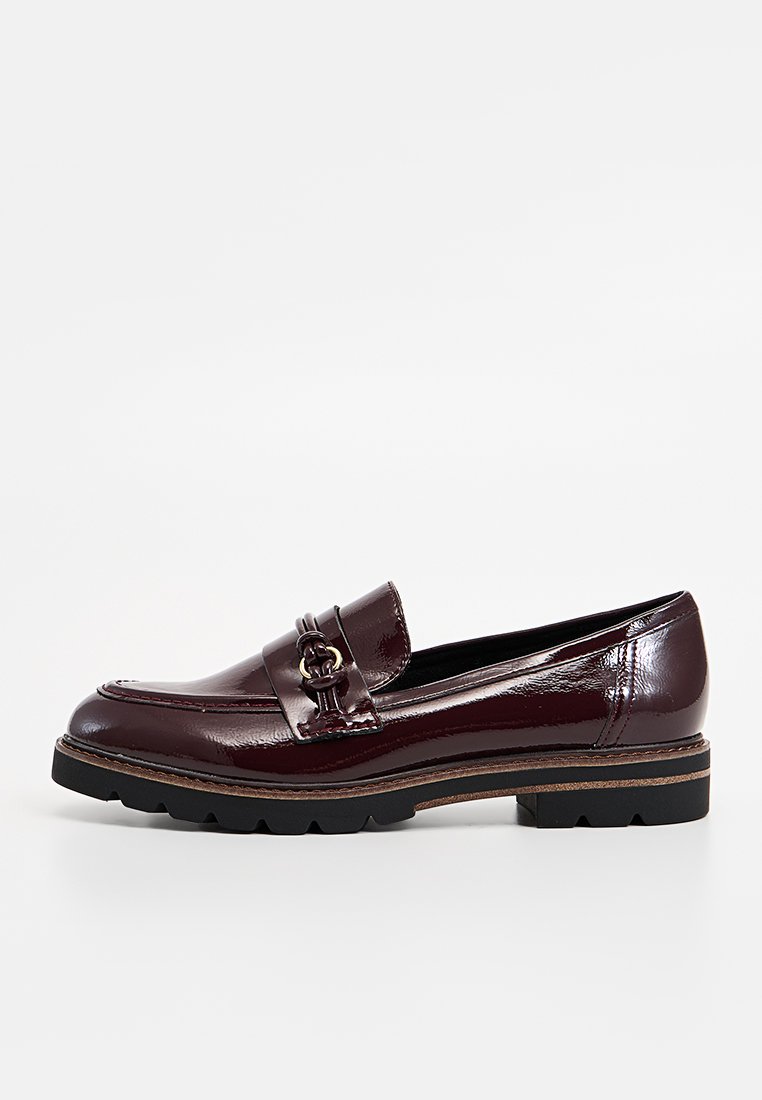 Mocassins en cuir verni bordeaux avec un design élégant, détail de sangle décorative et semelle en caoutchouc noir texturé.