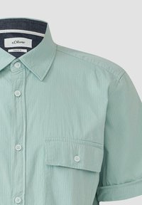 Himmelgrünes kurzärmliges Hemd aus strukturiertem Stoff. Mit einem Button-Down-Kragen, einer Brusttasche und weißen Knöpfen. Markenlabel sichtbar.