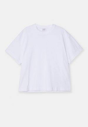 Tricou alb cu mânecă scurtă, fabricat din bumbac. Previne un guler rotund, o croială lejeră și o textură netedă. Design simplu, fără modele sau accente.