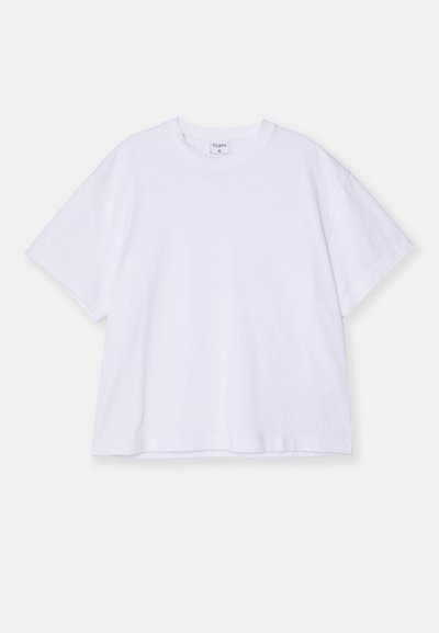 T-shirt bianco a maniche corte realizzato in cotone. Presenta un collo rotondo, una vestibilità rilassata e una texture liscia. Design semplice senza motivi o accenti.