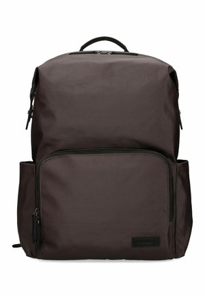 Zaino rettangolare marrone scuro con manico superiore, tasca frontale con cerniera, due tasche laterali e cursori delle cerniere neri.