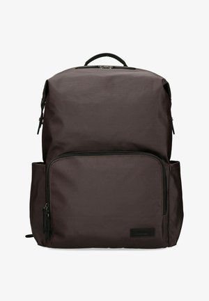 Sac à dos rectangulaire marron foncé avec poignée supérieure, poche avant zippée, deux poches latérales et tirettes de fermeture éclair noires.