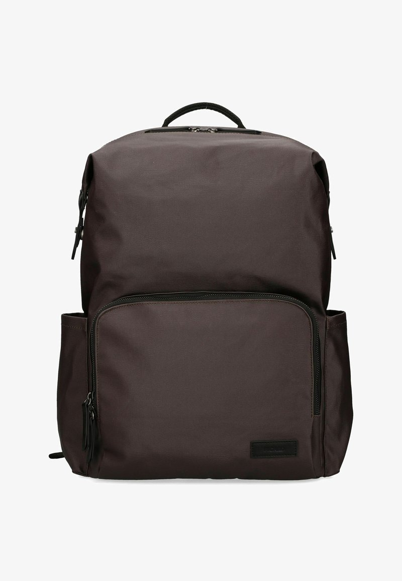 Mochila rectangular de color marrón oscuro con asa superior, bolsillo frontal con cremallera, dos bolsillos laterales y tiradores de cremallera negros.