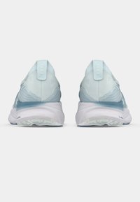 Hele sinised jooksujalatsid, millel on kootud pealmine osa, tekstuuriga mustrid, tugevdatud konts ja pehme valge vaheplaat; minimalistlik disain.