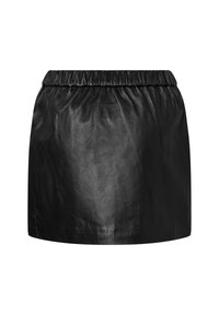 Černá mini sukně z umělé kůže se zmuchlaným elastickým pasem, hladkým povrchem a rovnými lemy.