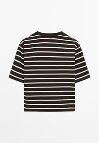 Braun gestreiftes T-Shirt mit kurzen Ärmeln und weißen horizontalen Streifen; aus weicher Baumwolle; mit Rundhalsausschnitt und lässigem Schnitt.