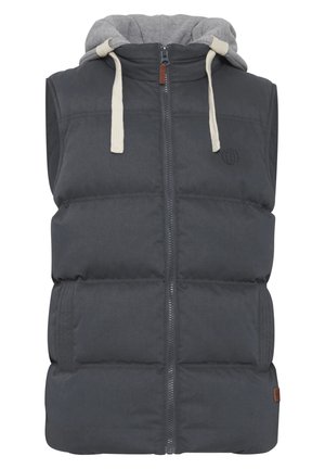 Chaleco gris acolchado con cierre delantero, capucha gris y cordones beige. Presenta grandes secciones acolchadas y un bolsillo lateral. Acento de logo marrón.